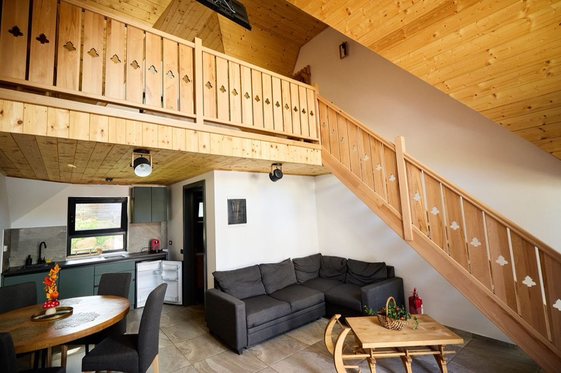 Living și bucătărie într-un chalet A-Frame
